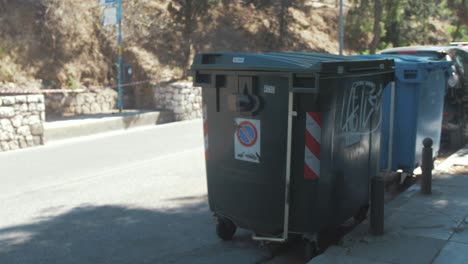 Müllentsorgung-Mülltonnen-Auf-Der-Straße-In-Athen