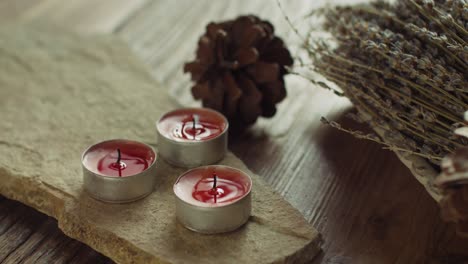 Soplando-Tres-Velas-Candelita-De-Color-Naranja-Y-Humos-Arremolinados-Sobre-Una-Mesa-De-Madera-En-Un-Ambiente-Acogedor