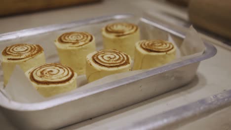 bandeja para hornear con rollos de canela masa lista para hornear