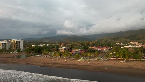 Jaco-Costa-Rica-Strand-Bei-Sonnenuntergang-Mit-Wellen-Und-Strandhotels