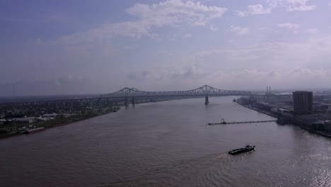 Drone-Hacia-El-Puente-Del-Río-Mississippi-En-Nueva-Orleans