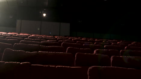 visão de alto ângulo de assentos vazios vermelhos no cinema