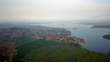 Ciudad-Junto-Al-Lago-De-Munyonyo-En-El-Lago-Victoria,-Kampala,-Uganda