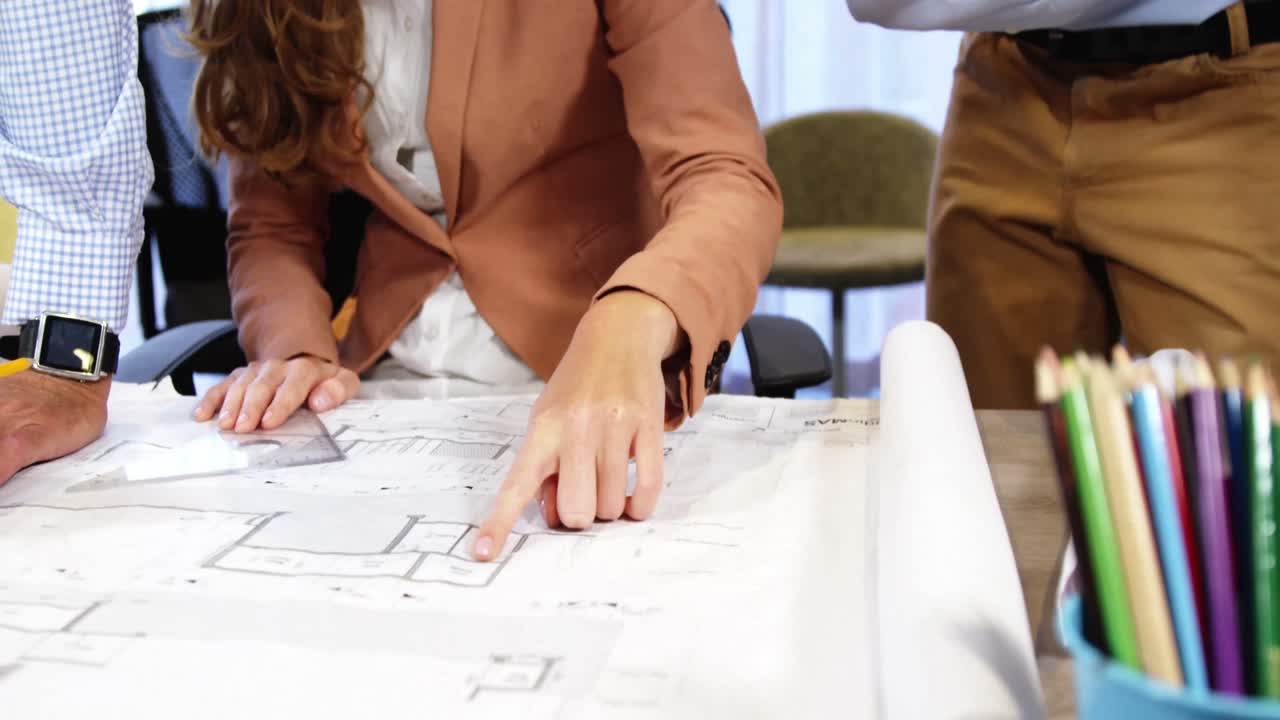 mujer de negocios y compañeros de trabajo discutiendo el plan