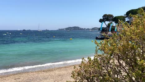 Waves-Crashing-On-The-Shoreline-Of-Plage-des-Fourmis-At-Summer-In-Beaulieu-sur-Mer,-France