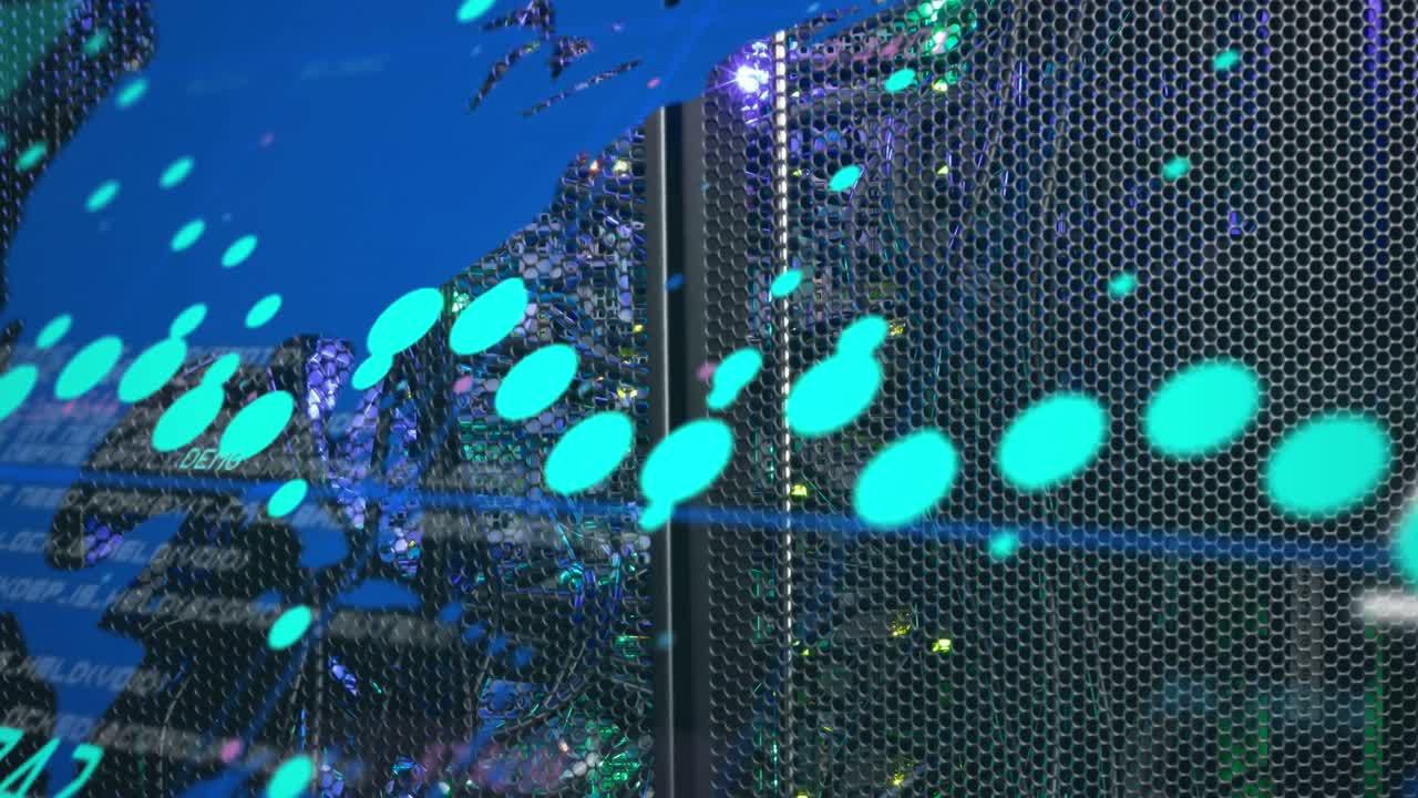 animación de gráficos, números cambiantes y lenguaje de computadora sobre el bastidor del servidor en la sala del servidor
