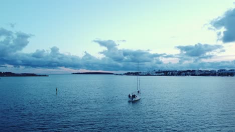 Vívida-Hora-Azul-Mar-Báltico:-Velero-Sale-Del-Puerto-De-Helsinki-Al-Atardecer