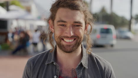 Retrato-De-Un-Joven-Feliz-Sonriendo-Disfrutando-De-Un-Estilo-De-Vida-De-Vacaciones-Despreocupado-Mirando-Un-Hombre-Alegre-E-Independiente-En-Una-Cálida-Y-Soleada-Playa-Urbana