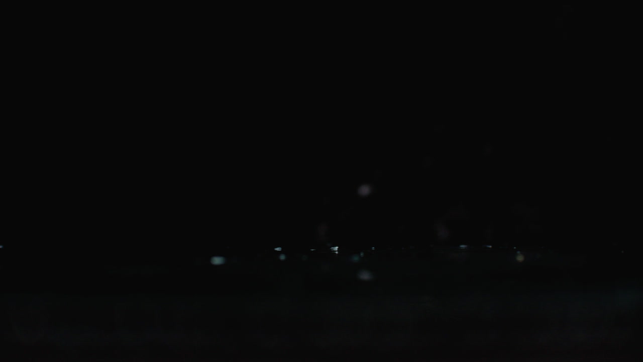 은 라임 링은 어두운 배경에 유리 위에 물 어리와 함께 떨어집니다.