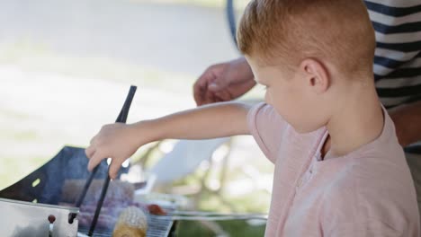 Handheld-Video-Von-Sohn-Und-Vater-Beim-Gemeinsamen-Grillen