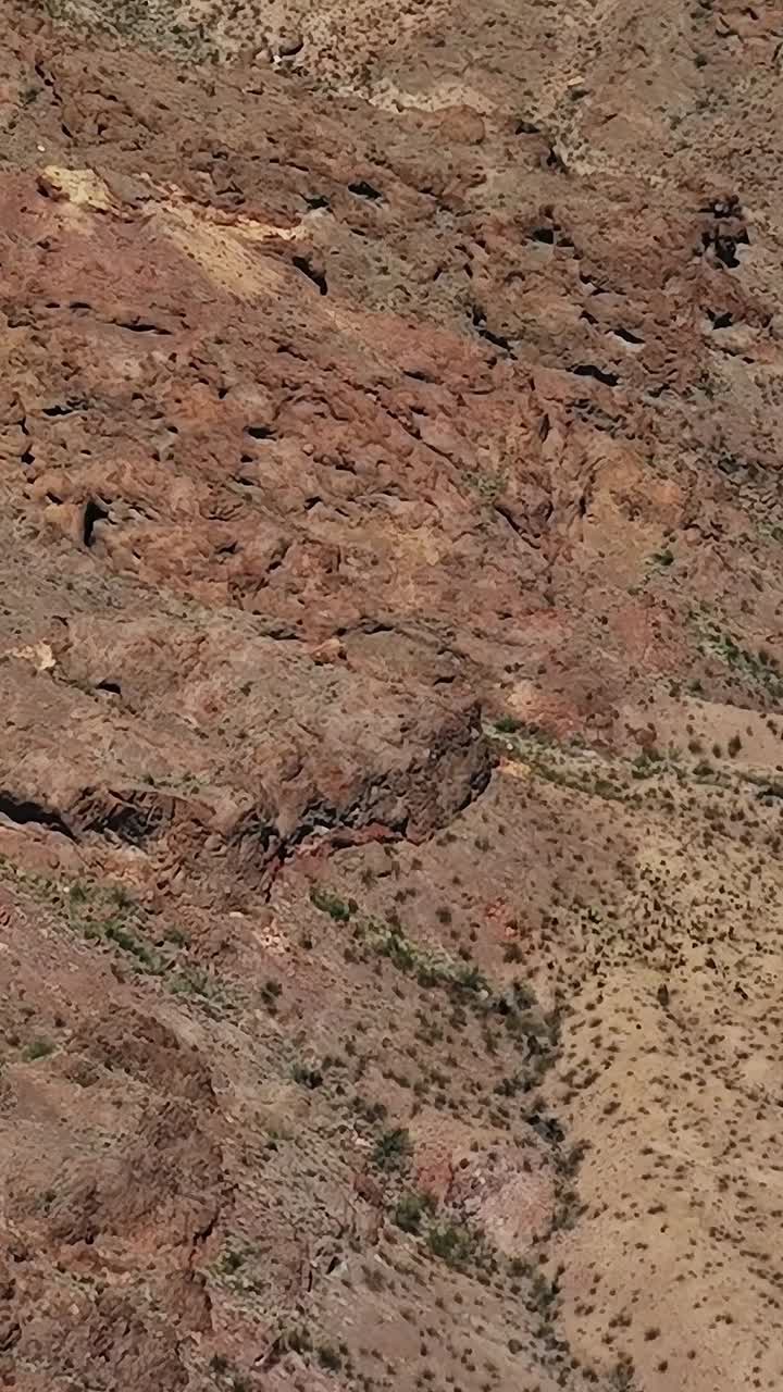 日中のアメリカ南西部にある岩場の地形を空撮した写真