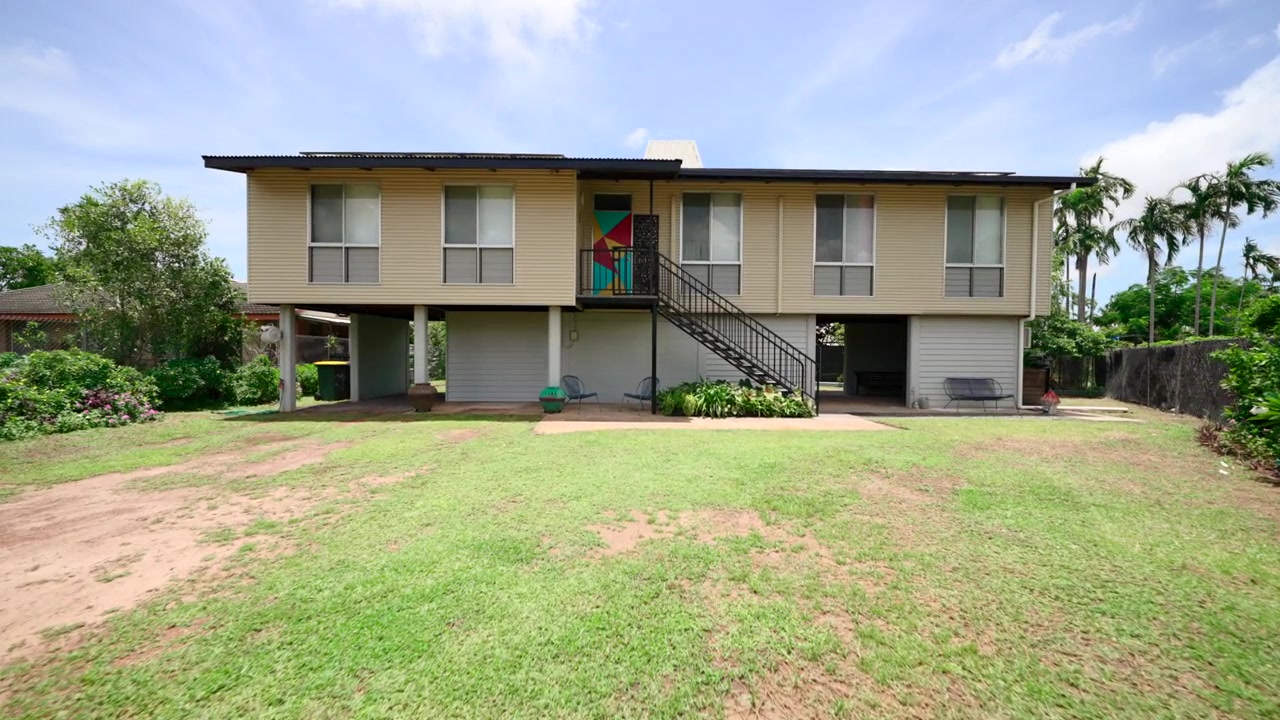 Frontale Einstellungsfahrt eines alten erhöhten Hauses an einem sonnigen Tag in Australien. Außenansicht eines Wohnhauses für Immobilien.