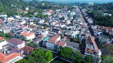 Vista-Aérea-De-Drones-De-La-Ciudad-Principal-De-Kandy-Con-Tiendas-De-La-Ciudad,-Hoteles,-Bloques-De-Apartamentos-En-La-Calle,-Paisaje,-Arquitectura-Urbana,-Sri-Lanka,-Viajes,-Turismo,-Asia