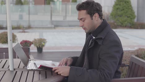 Businessman-is-reading-journal-in-a-cafe