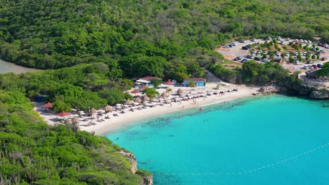 Die-Umlaufbahn-Der-Drohne-Enthüllt-Eine-Abgeschiedene-Bucht-Mit-Weißem-Sand-Bei-Grote-Knip-Curacao