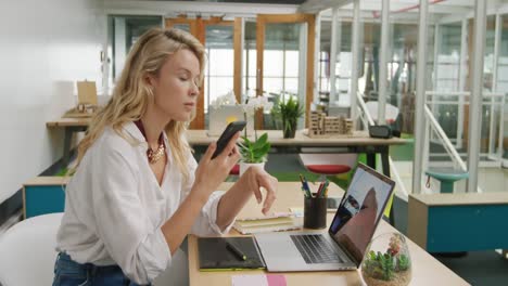 mujer joven que trabaja en una oficina creativa