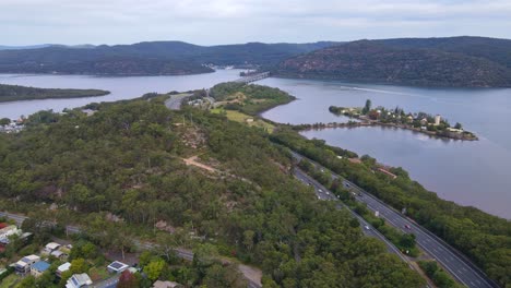 Vista-Aérea-De-Mooney-Mooney-Con-Panorama-De-La-Isla-De-Turba,-El-Río-Hawkesbury,-La-Isla-Del-Espectáculo-Y-El-Arroyo-Mooney-Mooney-En-Nsw,-Australia