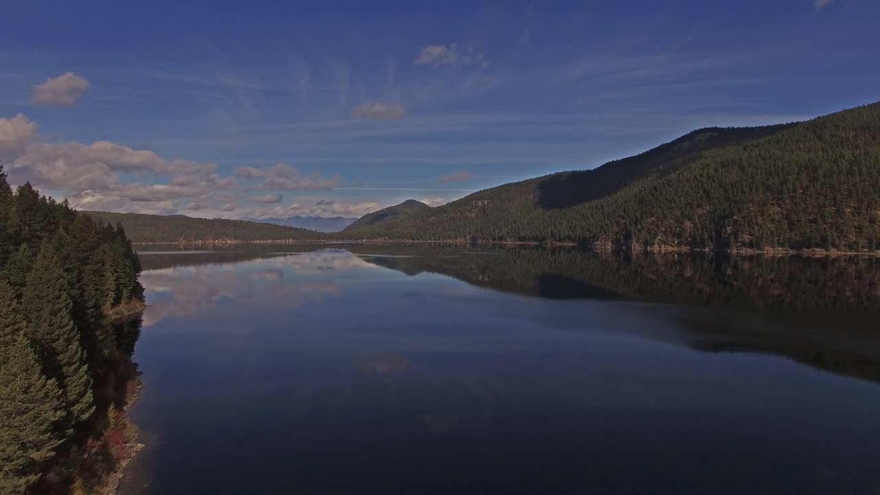 toma aérea de drones en montana en un lago con un bote en otoño o en otoño