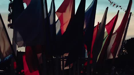 Banderas-Multicolores-Ondeando-Al-Viento