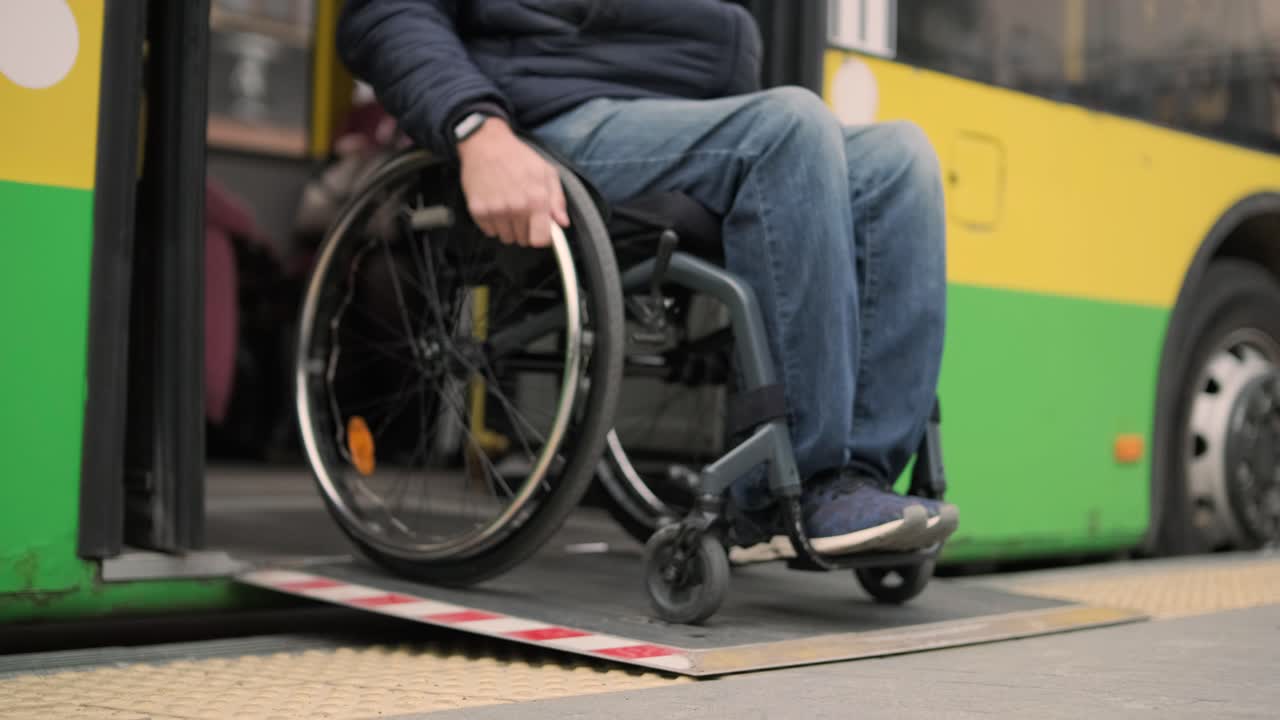 persona con discapacidad física sale del transporte público con una rampa accesible