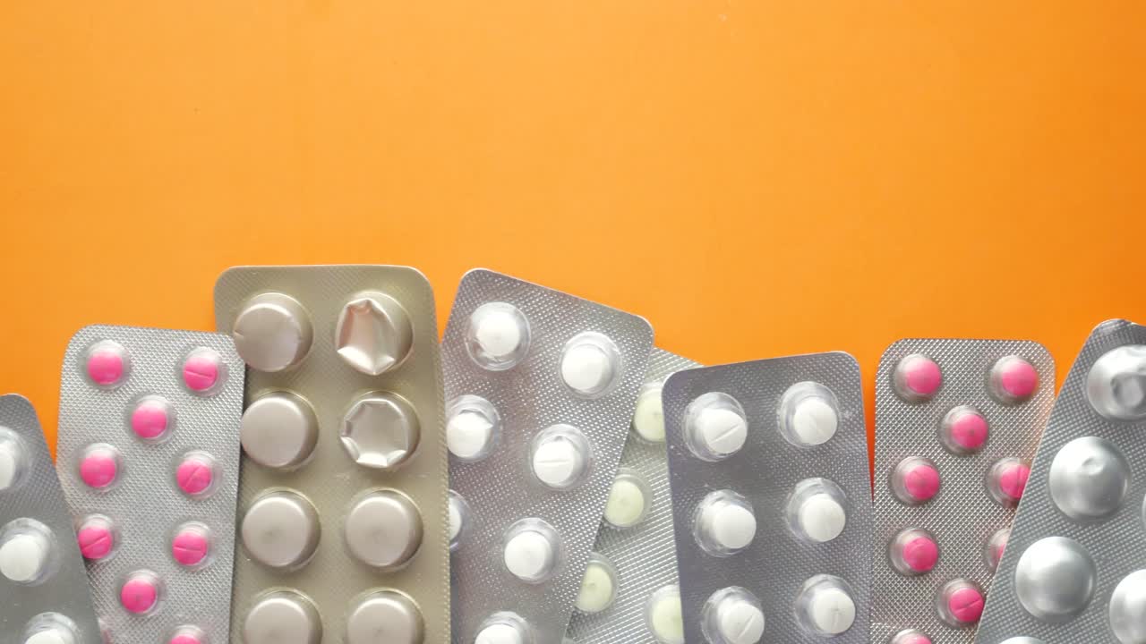 오렌지색 배경의 약물 블리스터 패키지