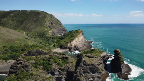 La-Escarpada-Costa-Y-Las-Impresionantes-Aguas-Turquesas-De-La-Playa-De-Piha-En-El-Mar-De-Tasmania