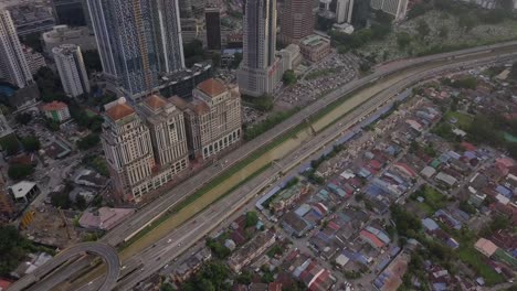 航空:馬來西亞的kuala lumpur天際線