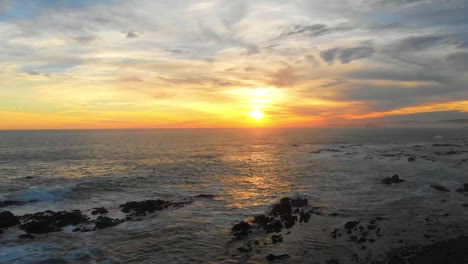 espectacular puesta de sol a lo largo de una costa escarpada