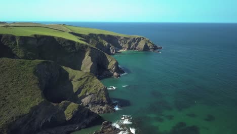 La-Hermosa-Costa-Verde-De-La-Montaña-Del-Pueblo-De-Port-Isaac-En-Inglaterra--Aéreo