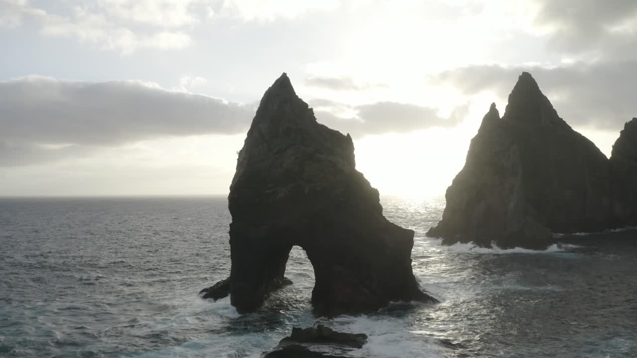 마데이라 해안의 극적이고 단색적인 드론 샷