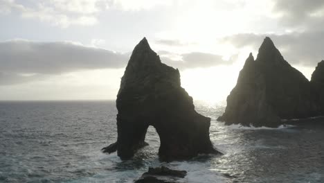 toma dramática y monocromática de drones de la costa de madeira