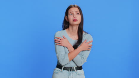 asustada temerosa deprimida mujer que sufre fobia trastorno de ansiedad expresa miedo estrés pánico