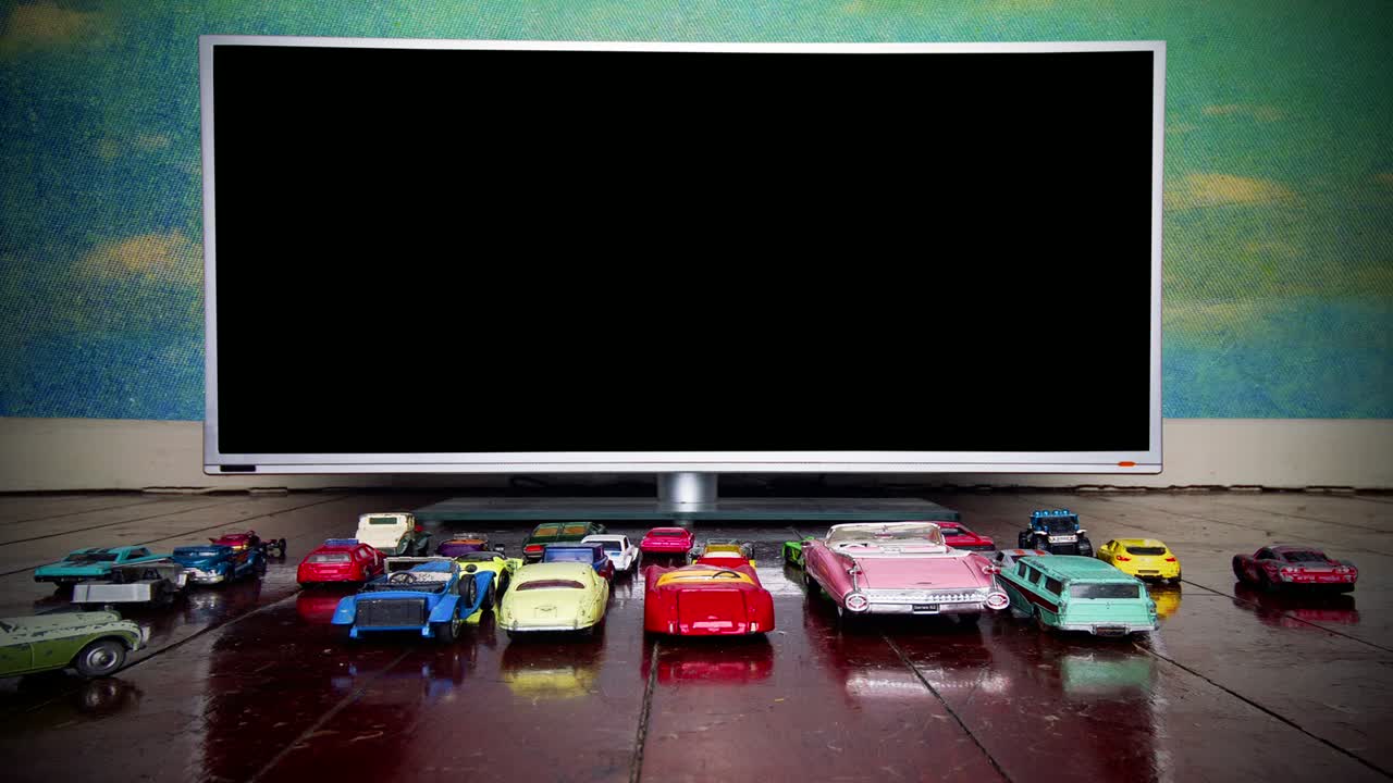 레트로 장난감 자동차는 영화에서 운전합니다.