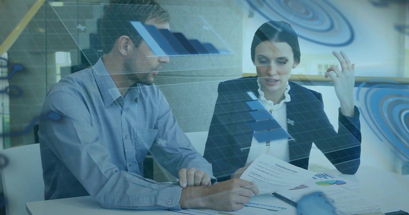 Después de acceder al informe de negocios, un hombre explica los datos y una mujer procesa las cifras, llegando a un acuerdo