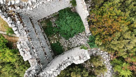 vista aérea de las ruinas del antiguo castillo romano de kadrema ubicado en el pueblo de gedelme y la cresta de la montaña en el fondo