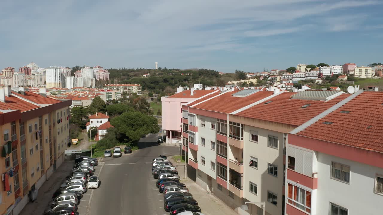 Bred luftoptagelse af typiske portugisiske huse - et forstadskvarter i Lissabon.