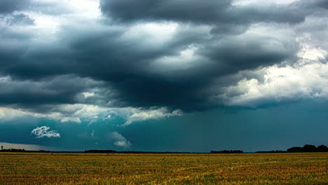 Tractores-Cosechando-Bajo-Cielos-Tormentosos,-Timelapse