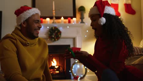 pareja en casa en tiempo de navidad