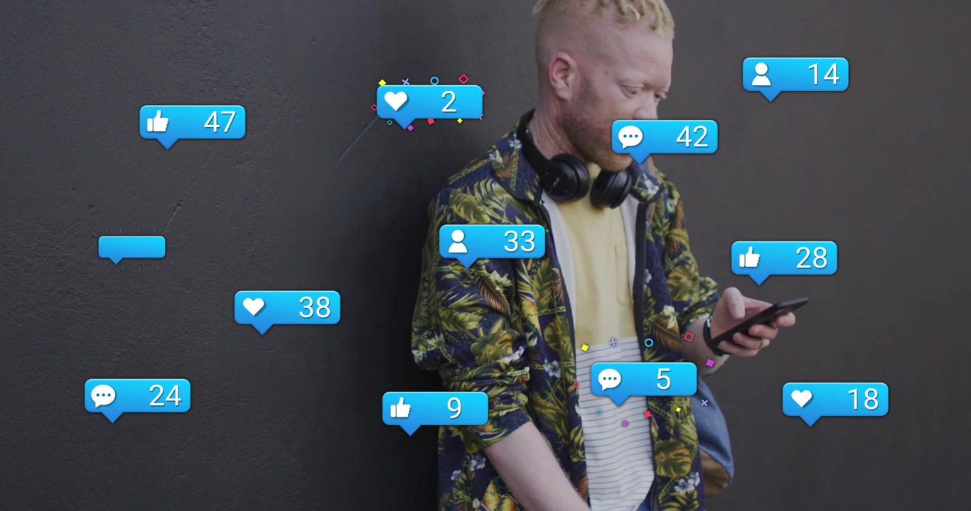 Vertikal video: Mand tjekker telefon på grå væg, sender sociale ikoner omkring sig, der sporer likes