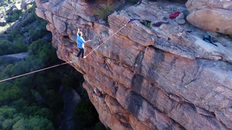 hombre caminando en una cuerda sobre las montañas rocosas 4k