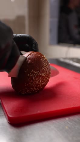 estoy preparando un pan de hamburguesa.