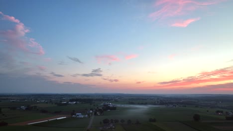 Un-Vuelo-Aéreo-Nocturno-Sobre-Las-Exuberantes-Tierras-De-Cultivo-Del-Condado-De-Lancaster-Hasta-La-Puesta-De-Sol