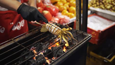 Cámara-Lenta-Cinematográfica-De-Cerca-Calamares-Cocinando-Y-Asando-Sobre-Fuego-De-Carbón