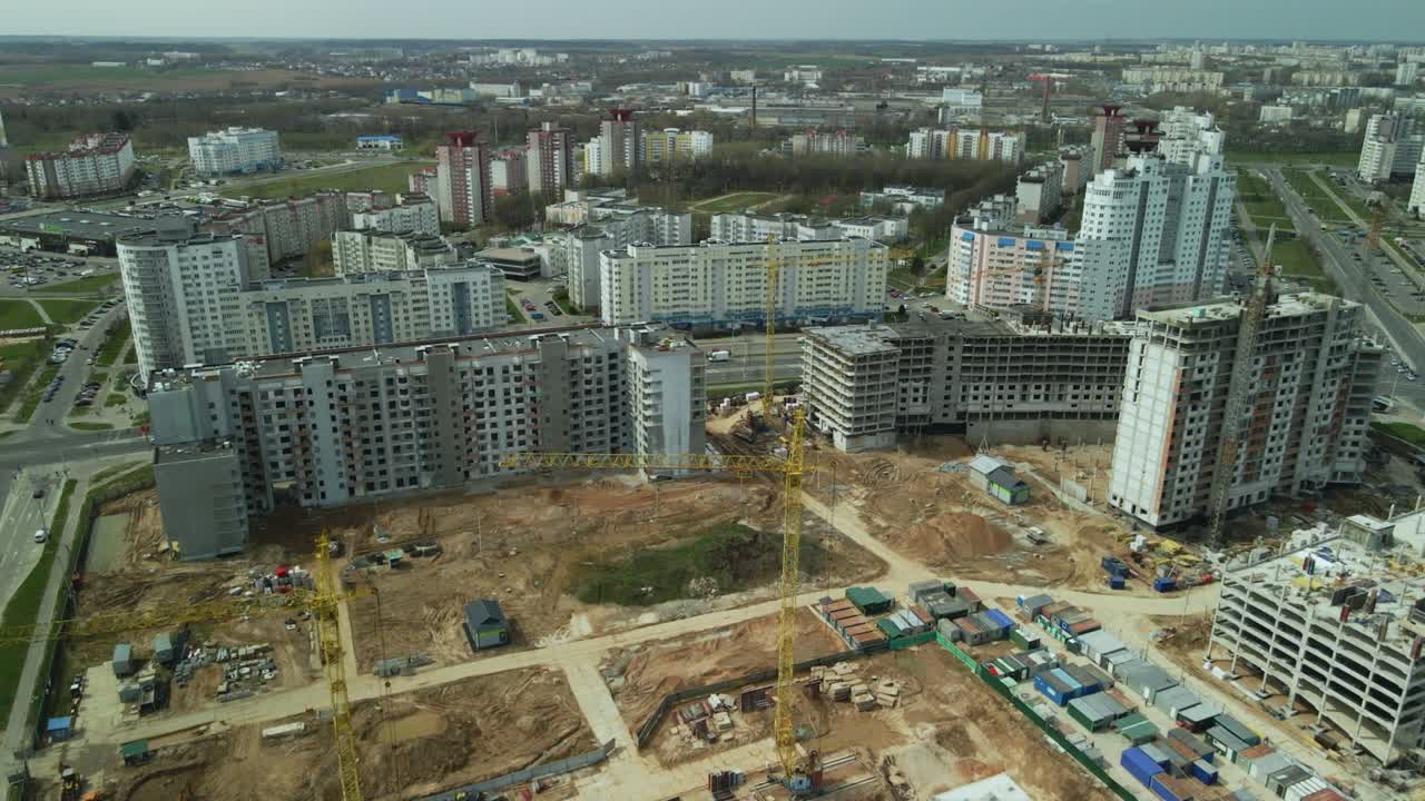 gran sitio de construcción. construcción de un moderno edificio residencial de varios pisos