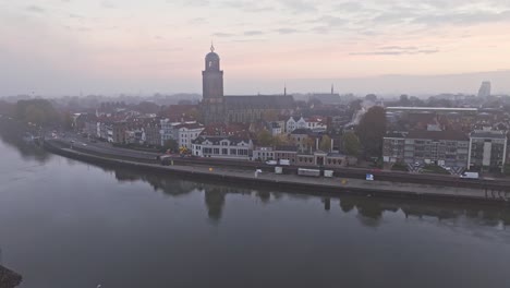 Mañana-Brumosa-Sobre-La-Ciudad-De-Deventer