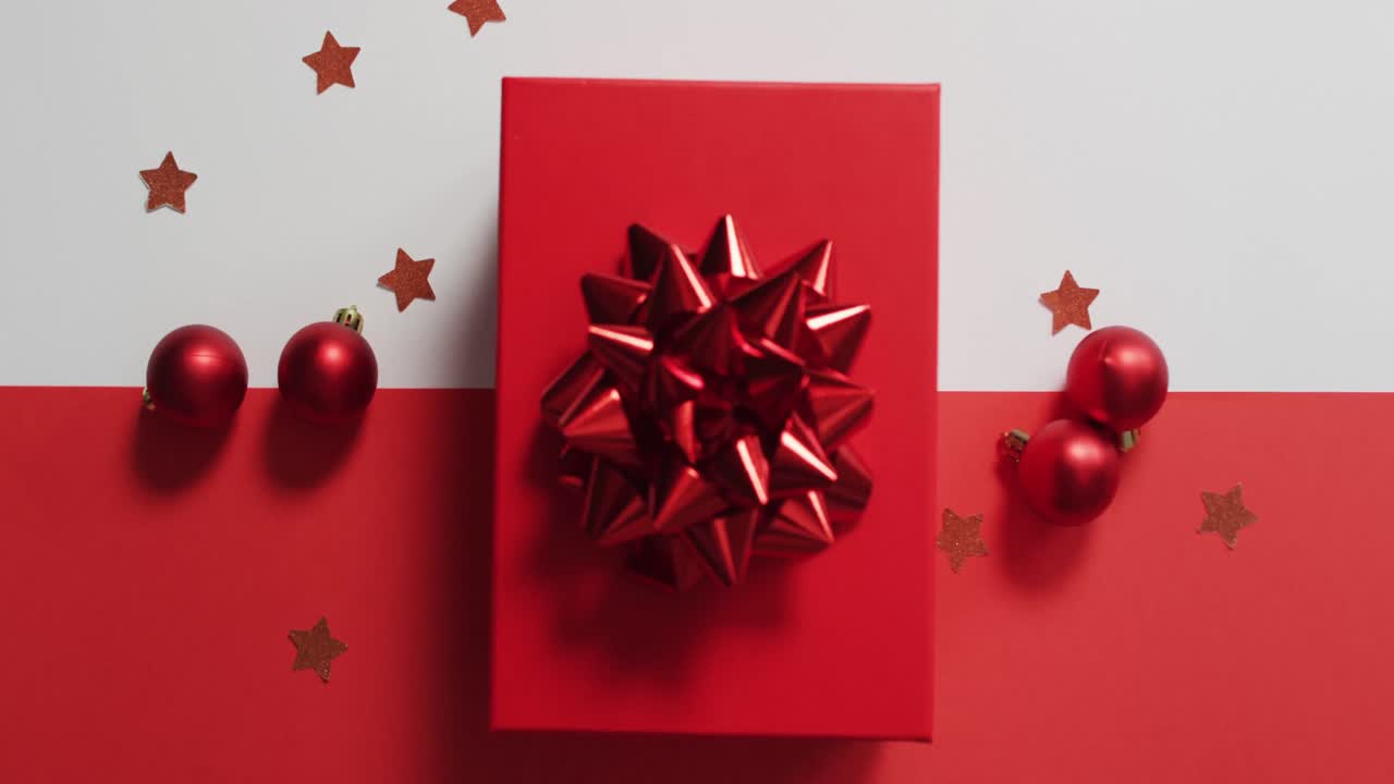 video de decoraciones de navidad rojas con bolas en fondo blanco y rojo
