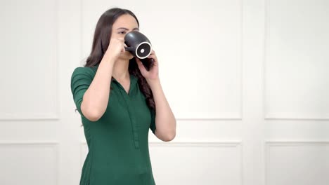 Mujer-India-Hablando-De-Guardia-En-La-Mañana