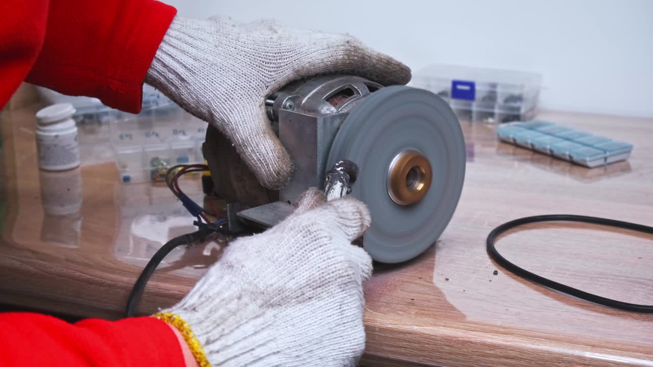 primer plano de afilado de un soldador para el trabajo. preparación de la herramienta para el trabajo