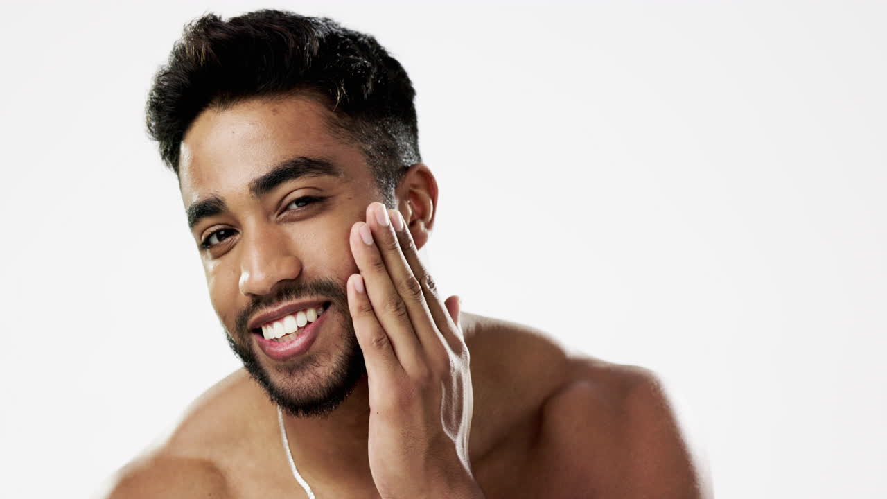 cuidado de la piel, el hombre y las manos de la cara