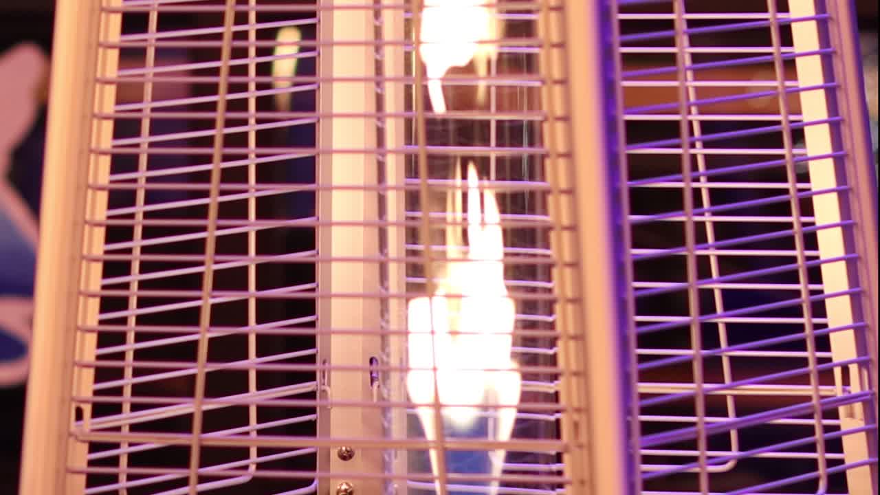 추운 날씨에 실외 히터가 다양한 색상으로 켜집니다.